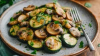 Zucchine e Funghi Saltati a Basso Contenuto di Carboidrati