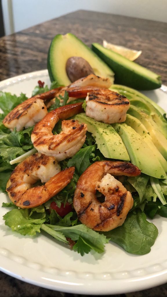 Preparazione passo-passo di Grilled Shrimp Salad with Avocado and Greens