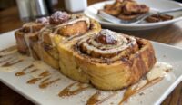 Un delizioso piatto di Cinnamon Roll French Toast Bites