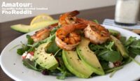 Un delizioso piatto di Grilled Shrimp Salad with Avocado and Greens