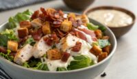 Un delizioso piatto di Bacon Ranch Chicken Salad