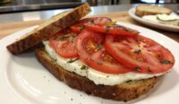 Un delizioso piatto di Tomato and Cream Cheese Sandwich