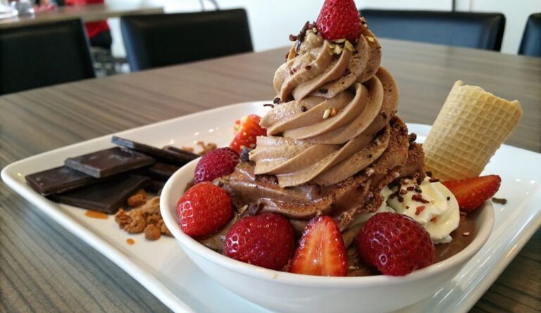 Un delizioso piatto di Ultimate Chocolate Soft Serve