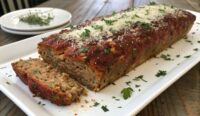 Un delizioso piatto di Garlic Parmesan Meatloaves