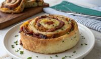Un delizioso piatto di Breakfast Pastry Pinwheels