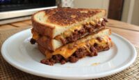 Un delizioso piatto di Sloppy Joe Grilled Cheese