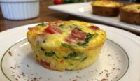Un delizioso piatto di Frittata Egg Muffins