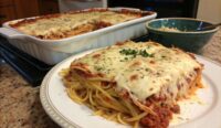 Un delizioso piatto di Baked Cream Cheese Spaghetti Casserole