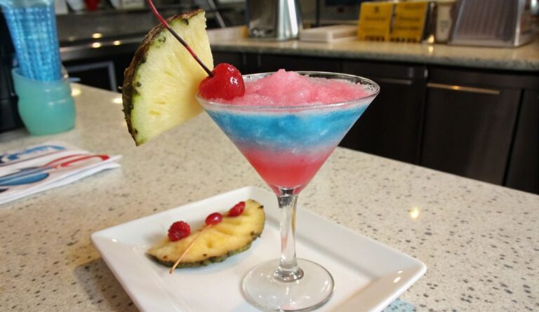 Un delizioso piatto di Frozen Miami Vice Cocktail