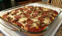 Un delizioso piatto di Meat Lovers Pizza Casserole