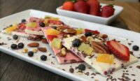 Un delizioso piatto di Frozen Yogurt Bark