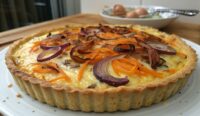 Un delizioso piatto di Carrot Quiche with Cheddar and Roasted Onions