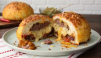 Un delizioso piatto di Garlic Parmesan Cheeseburger Bombs