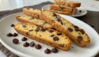 Un delizioso piatto di Biscotti con gocce di cioccolato