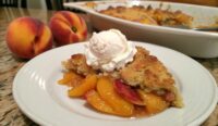 Un delizioso piatto di Lazy Man's Pie Peach Cobbler