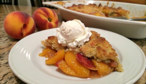 Un delizioso piatto di Lazy Man's Pie Peach Cobbler