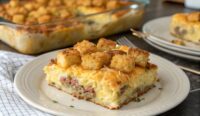 Un delizioso piatto di Sausage Cream Cheese Tater Tot Breakfast Casserole