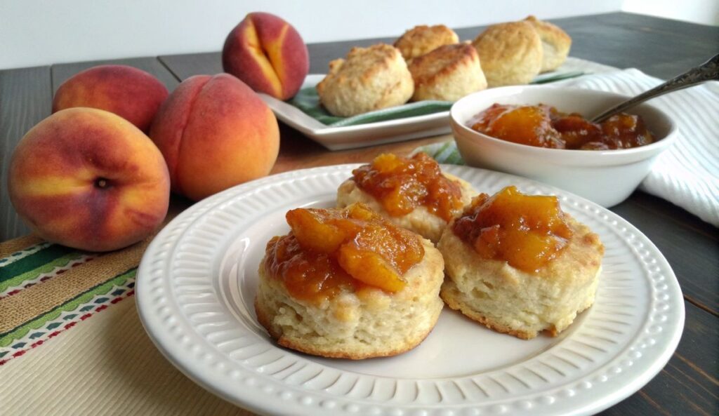 Un delizioso piatto di Peach Butter Swim Biscuits