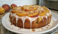 Un delizioso piatto di Peach Cobbler Pound Cake