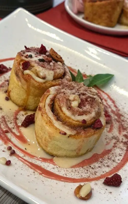 Un delizioso piatto di Ricetta Girelle Rosa Velluto e Cannella
