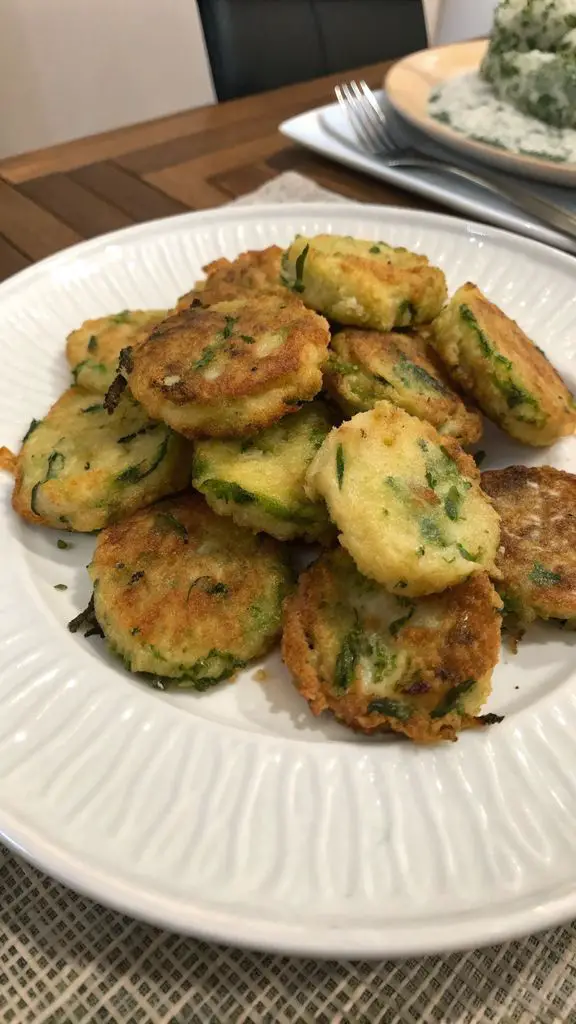 Un delizioso piatto di Frittelle di zucchine: la ricetta facile e veloce che conquisterà il tuo palato!