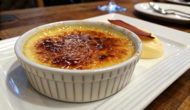 Un delizioso piatto di Crème Brûlée Bliss in Every Bite!