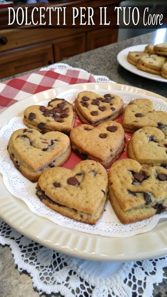 Un delizioso piatto di Dolcetti per il Tuo Cuore: Biscotti a Gocce di Cioccolato a Forma di Cuore!