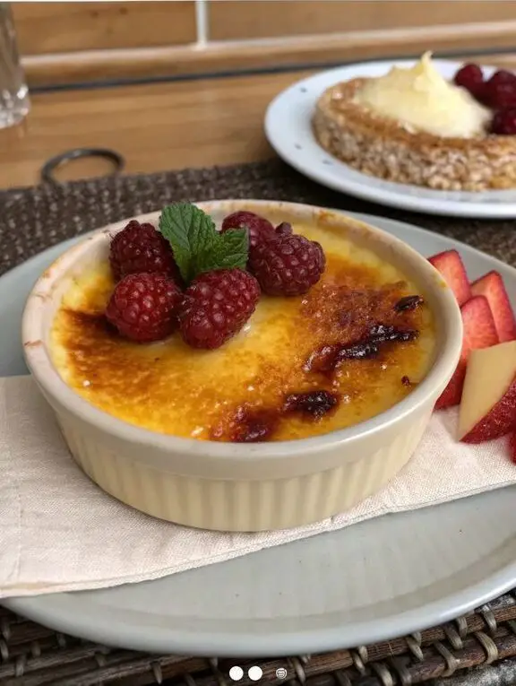Un delizioso piatto di Storia della crema catalana originale: