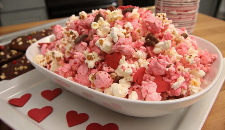 Un delizioso piatto di Pink Valentine's Day Popcorn Recipe Sweet Treat!