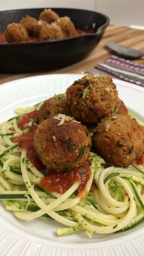 Un delizioso piatto di Deliziose polpette di zucchine: fritte o al forno, la ricetta facile che conquisterà tutti!