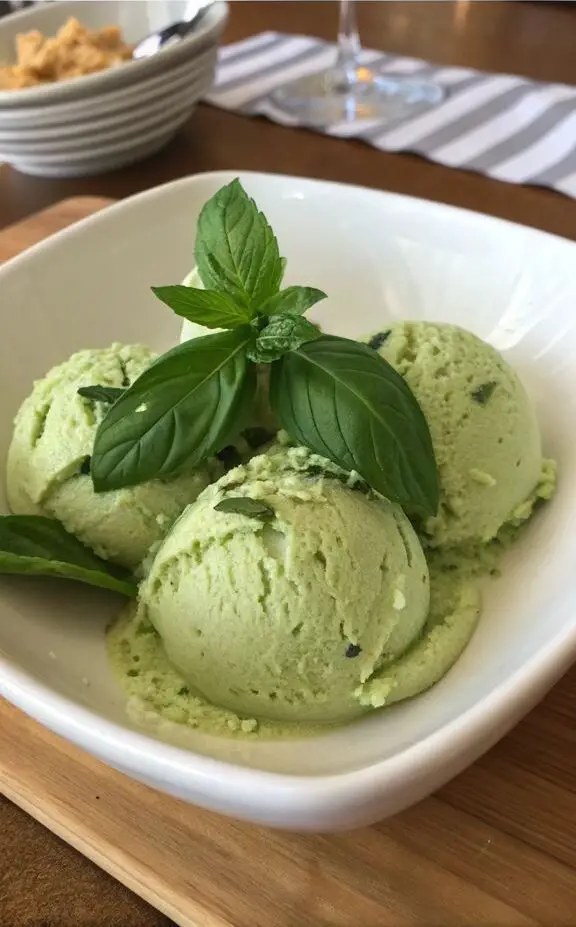 Preparazione passo-passo di Gelato al basilico