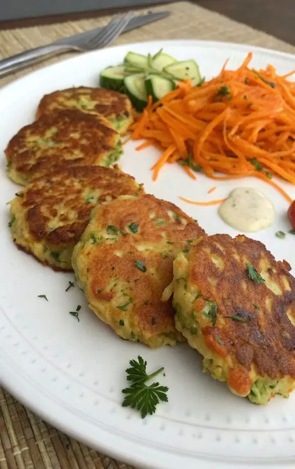 Un delizioso piatto di Frittelle furbe di carote e zucchine: la ricetta facile pronta in pochi minuti