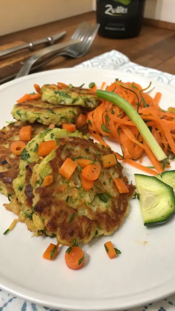 Preparazione passo-passo di Frittelle furbe di carote e zucchine: la ricetta facile pronta in pochi minuti