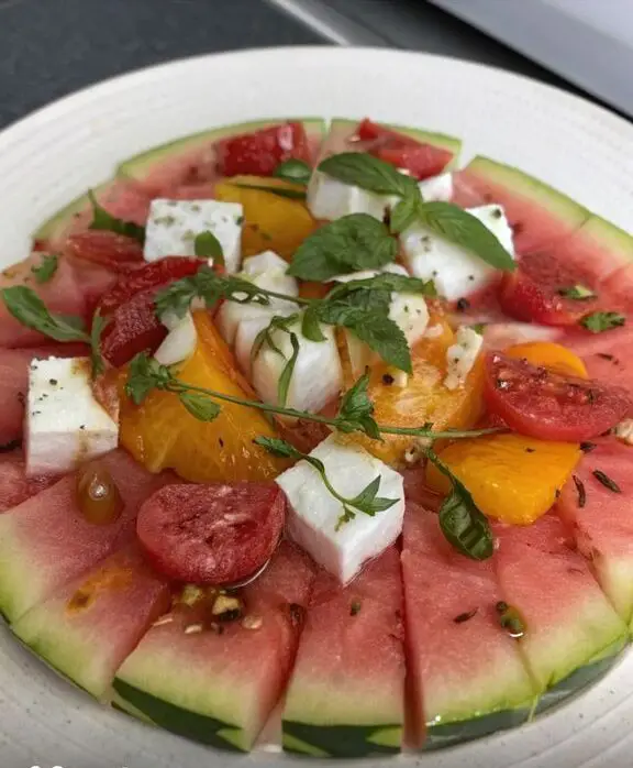 Preparazione passo-passo di Anguriata: la ricetta estiva fresca e scenografica