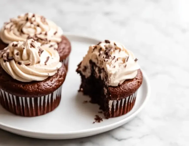 SCHOKOLADEN-HIMBEER-CUPCAKES MIT FLÜSSIGEM KERN